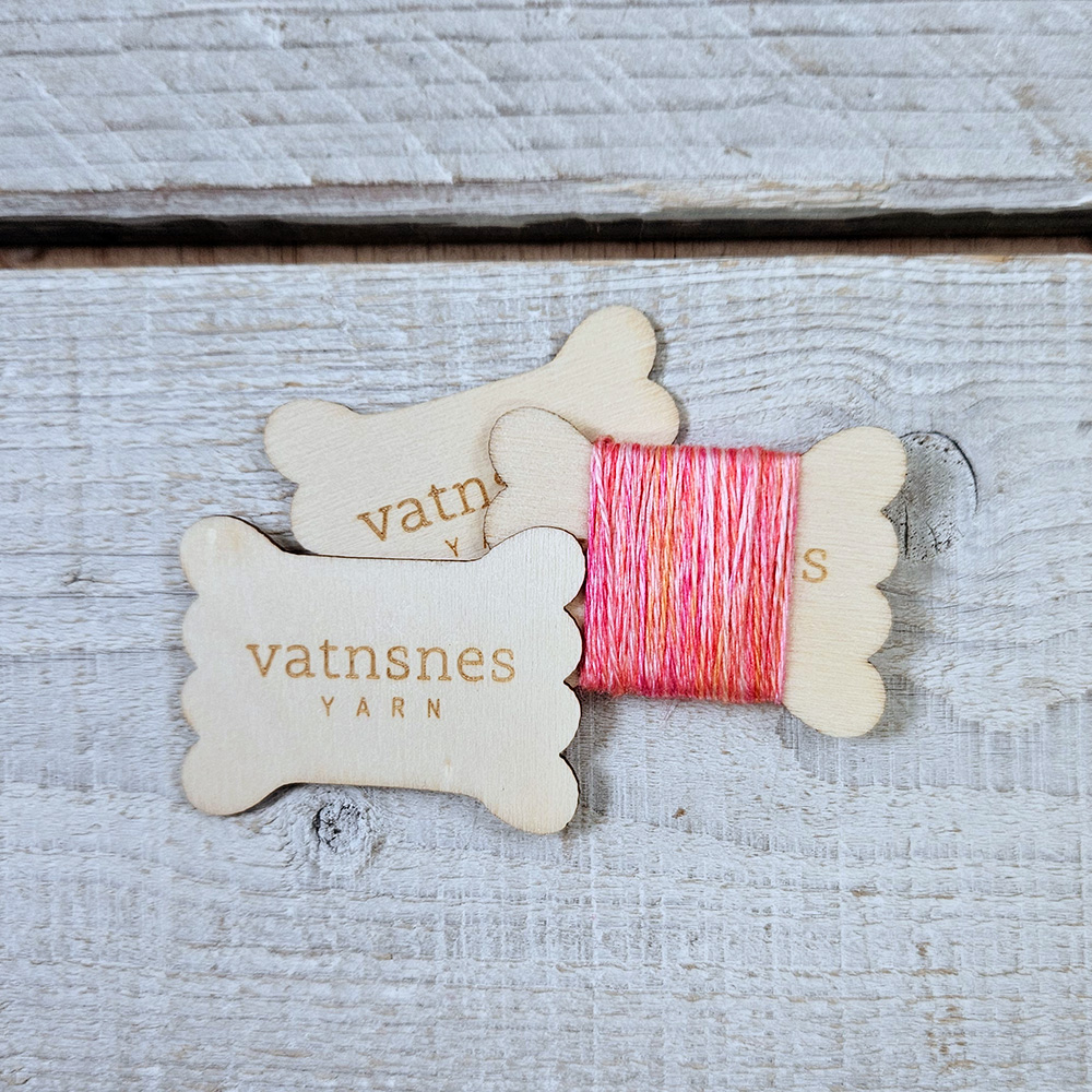 vatnsnes-yarn-handlitad-utsaums-garn-kefli-2 Þráðakefli - 3stk - Image 1